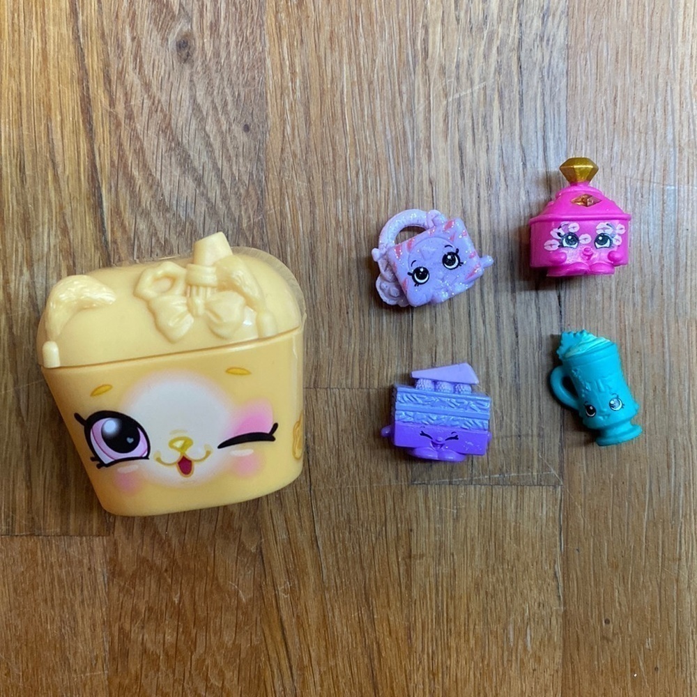 🎉3 For 15$🎉 Shopkins 4 Pieces Kit with Container